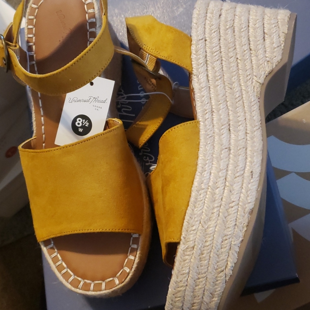 Platflorm Woman yellow shoes